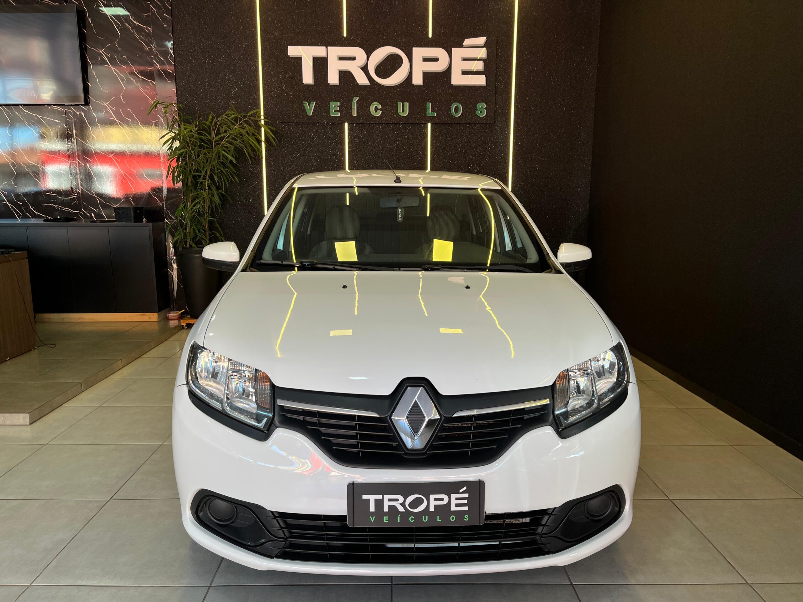 RENAULT LOGAN EXPR 1.6 FLEX 2015-BRANCO (1)