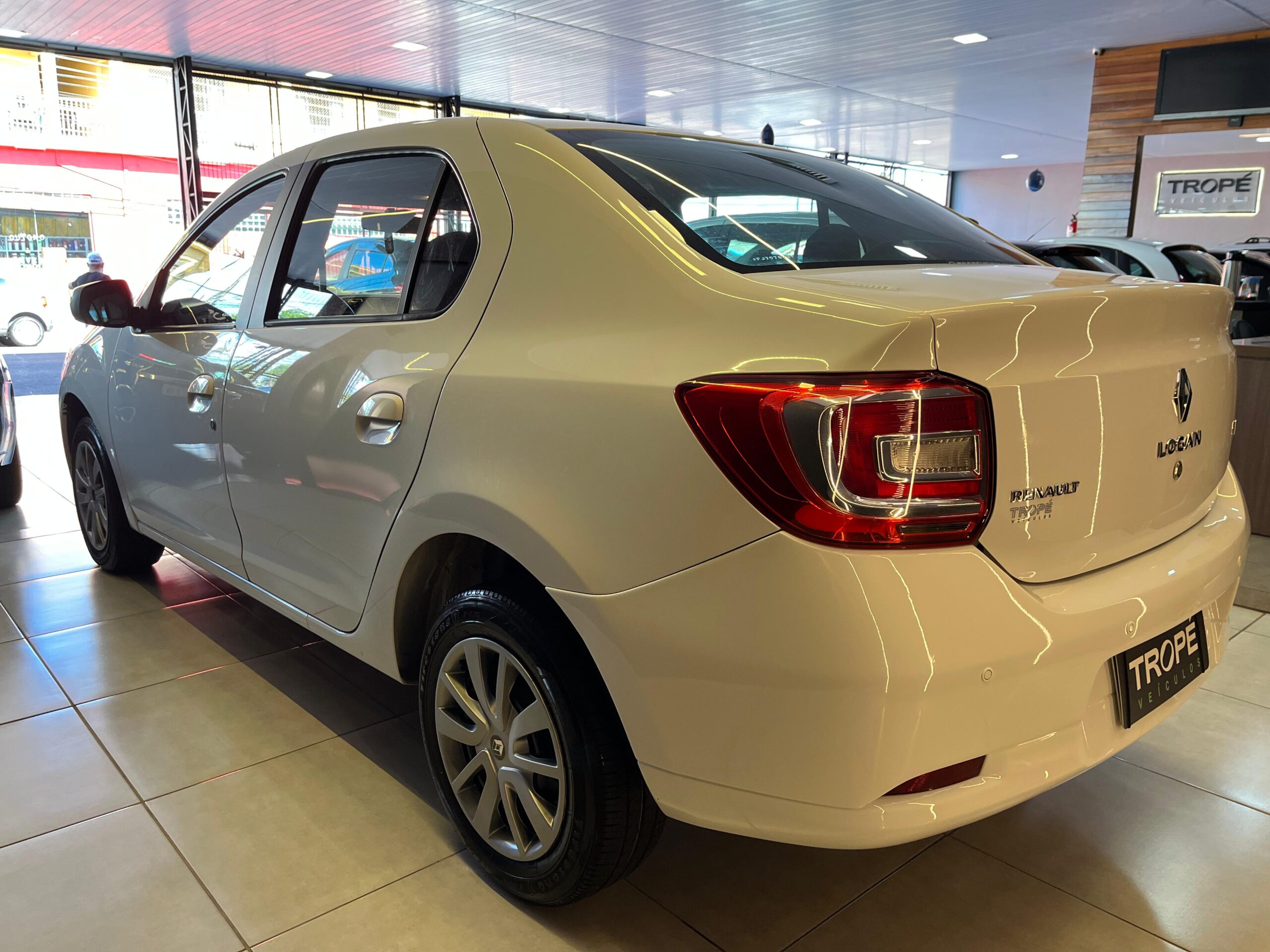 RENAULT LOGAN EXPR 1.6 FLEX 2015-BRANCO (3)