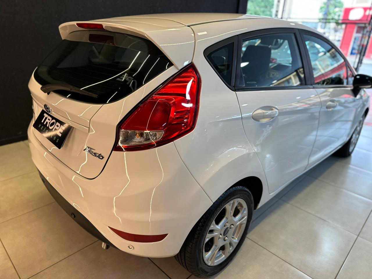 FORD NEW FIESTA 1.6 2016-BRANCO (9)