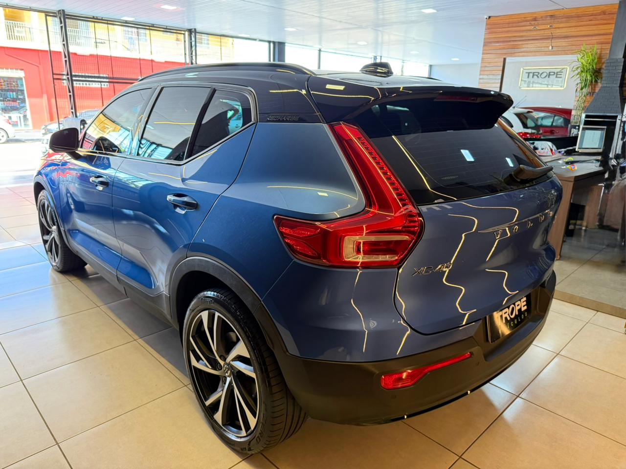 VOLVO XC40 T5 R-DESIGN HYBRID 1.5 TURBO-AZUL (4)