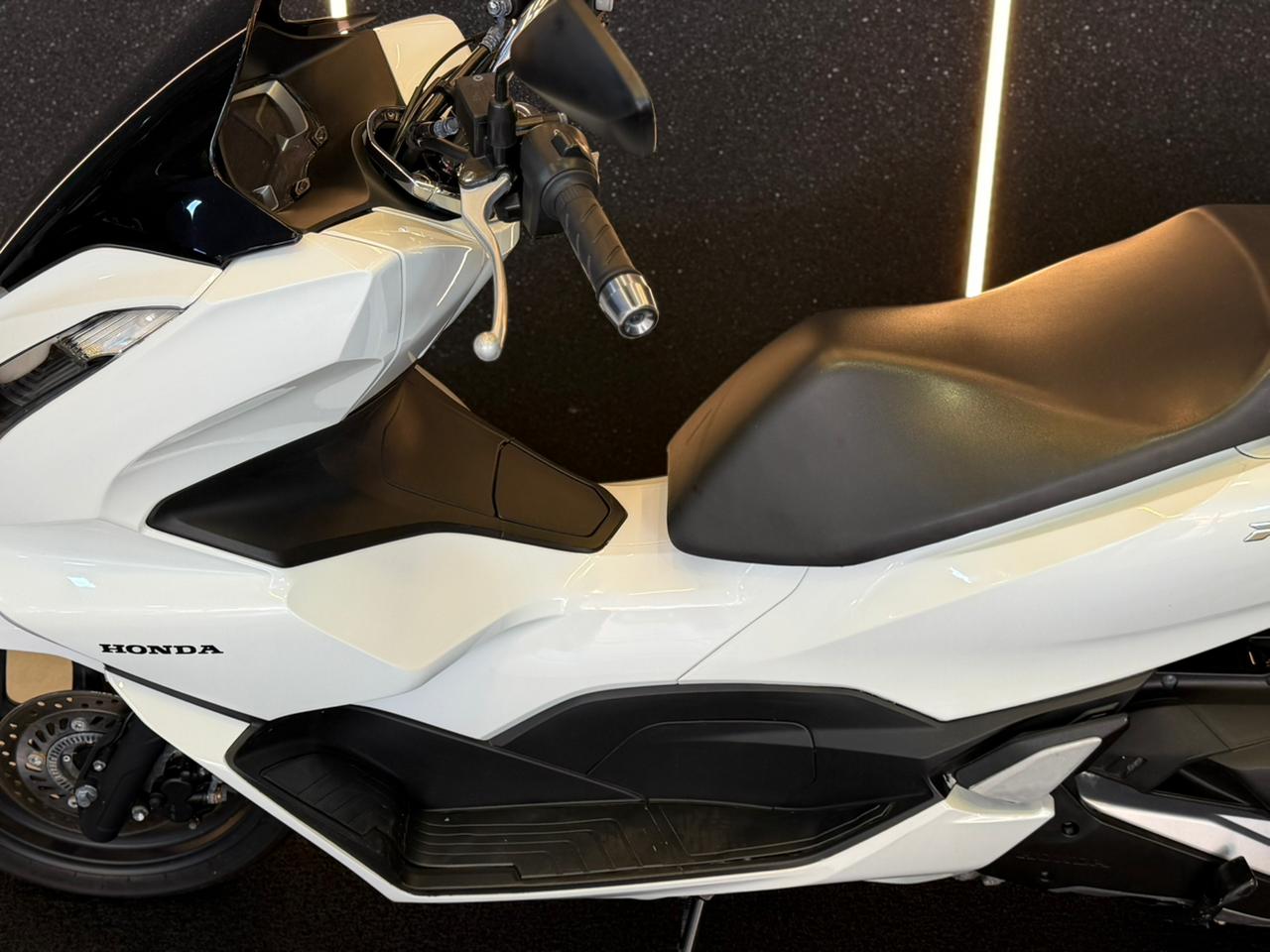 HONDA PCX 2023-BRANCO (3)