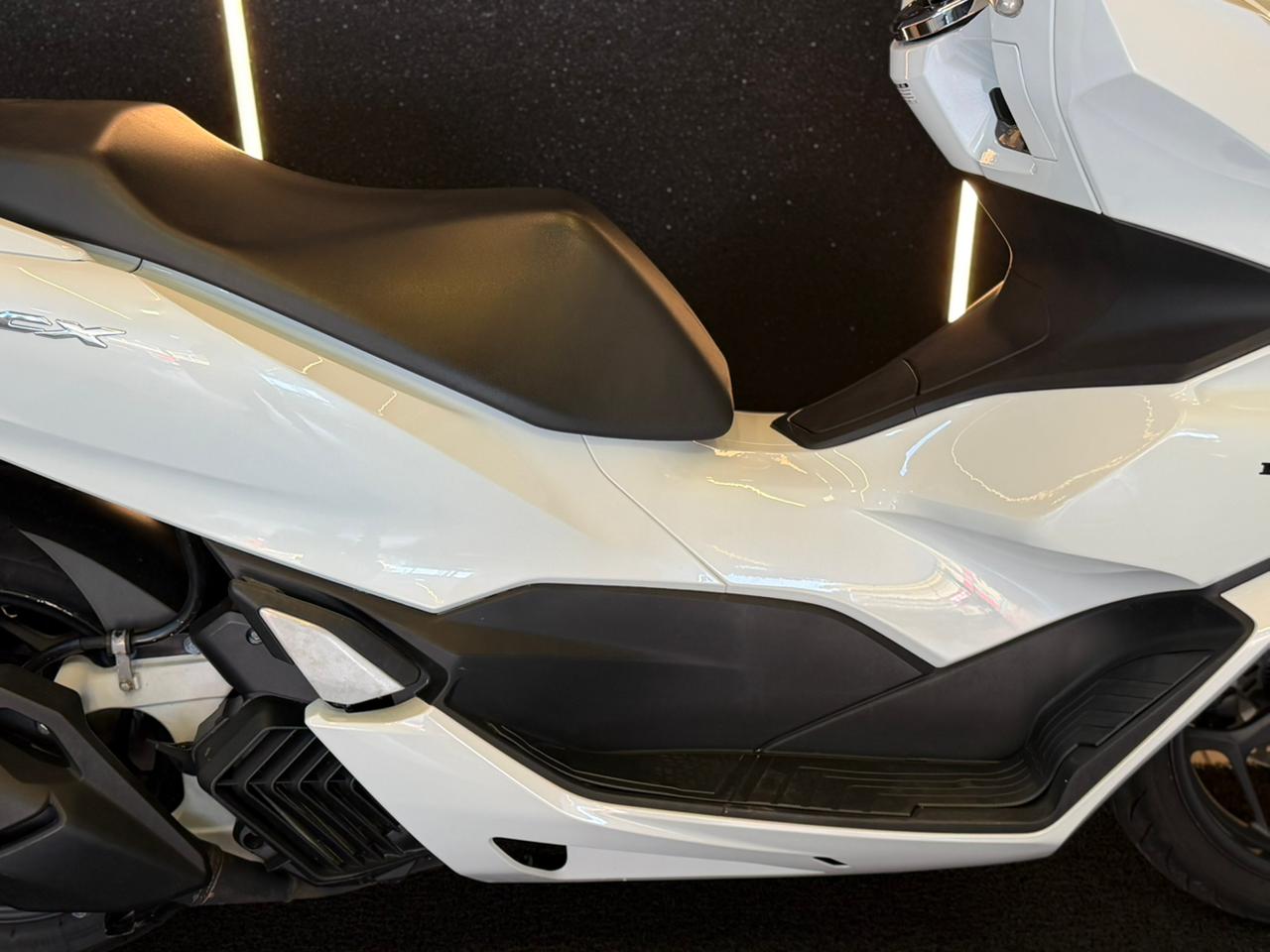 HONDA PCX 2023-BRANCO (7)