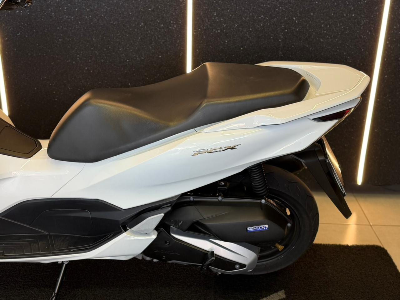 HONDA PCX 2023-BRANCO (9)